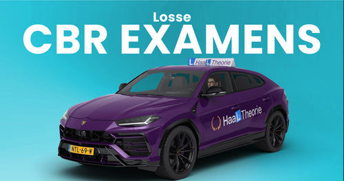 Losse CBR-oefenexamens: paarse HaalTheorie-lesauto met een oefenexamen op een telefoon